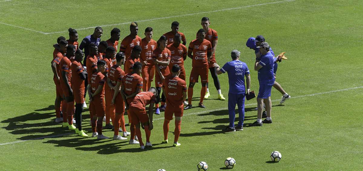 El entrenador Jorge C&eacute;lico da indicaciones a los seleccionados, antes del entrenamiento de ayer que se realiz&oacute; en la Casa de la Selecci&oacute;n.