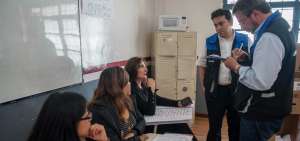 Los observadores de Unasur recorrieron el colegio San Pedro Pascual al inicio de la jornada electoral.