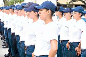 120 j&oacute;venes ambate&ntilde;os iniciaron ayer el curso  para ser agentes civiles de tr&aacute;nsito en la Escuela de Formaci&oacute;n de la Comisi&oacute;n de Tr&aacute;nsito del Ecuador. Foto: Eduardo Escobar.