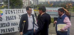 Pa&uacute;l J&aacute;come (con muleta), presidente de la Mesa de la Verdad y la Justicia, encabez&oacute; la delegaci&oacute;n que se reuni&oacute; ayer con Diana Salazar, fiscal general.