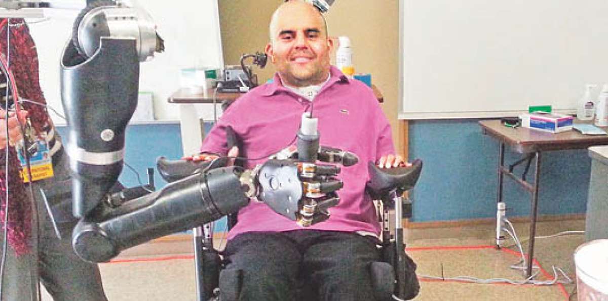 Erik Sorto con el brazo mec&aacute;nico intenta que funcione una licuadora. Foto: Tomado de www.world24monitor.com