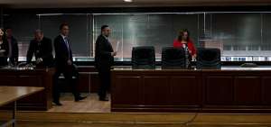 De izquierda a derecha, el conjuez Wilmer Ter&aacute;n y los jueces Iv&aacute;n Saquicela y Daniella Camacho, al ingreso a la audiencia que se cumpli&oacute; este mi&eacute;rcoles 16 de octubre de 2019.