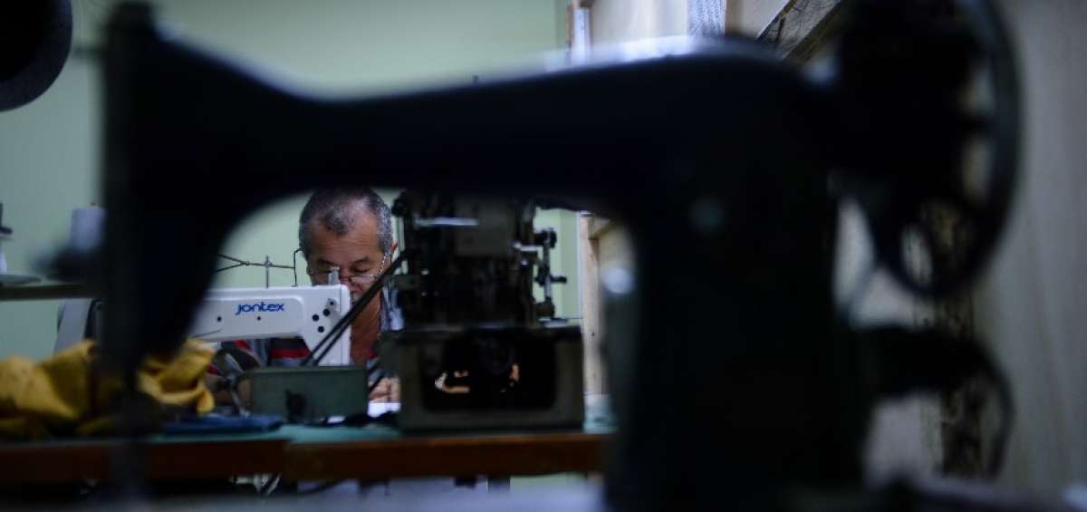 Arturo Parre&ntilde;o es uno de los sastres portovejenses que conserva las tradiciones al momento de coser.