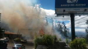 El incendio se registr&oacute; a 100 metros, pasando el peaje del t&uacute;nel Guayasam&iacute;n. Foto: Julio Boada/ EL TEL&Eacute;GRAFO