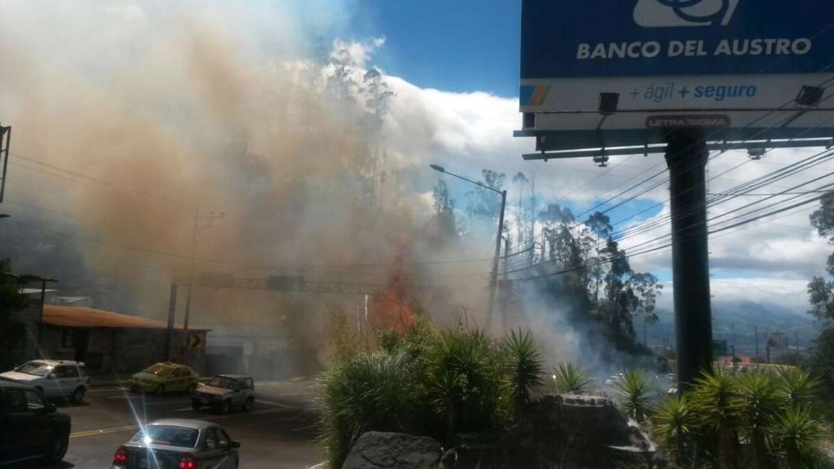 El incendio se registr&oacute; a 100 metros, pasando el peaje del t&uacute;nel Guayasam&iacute;n. Foto: Julio Boada/ EL TEL&Eacute;GRAFO