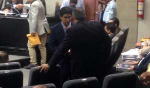 Jaime Estrada (i.) estuvo presente en el Congreso Ordinario del pasado viernes, pero se retir&oacute; cuando se suspendi&oacute;. Foto: Lylibeth Coloma/El Tel&eacute;grafo