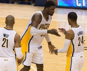 Roy Hibbert (c.) celebra con Paul George (d.) una anotaci&oacute;n frente al Miami Heat. Foto:EFE