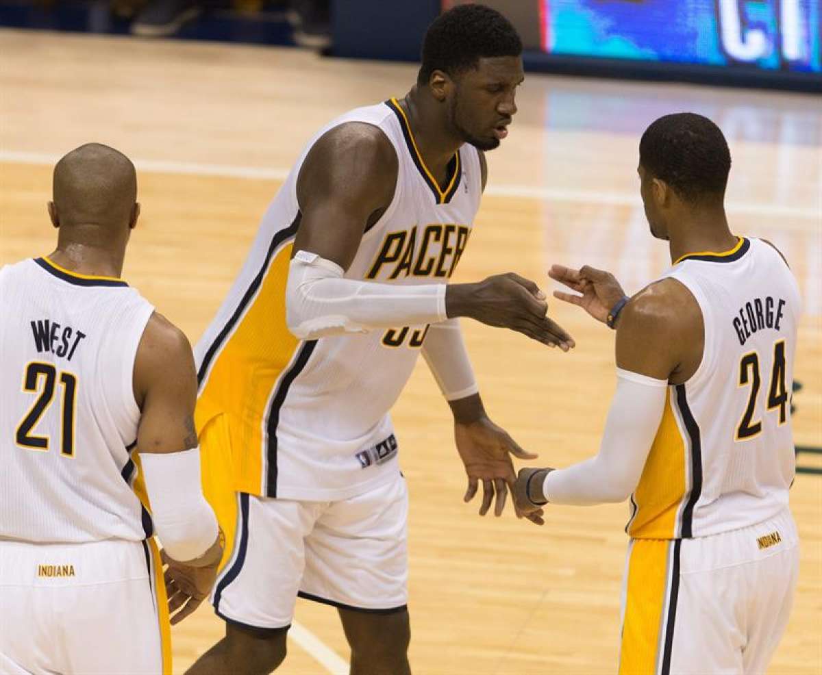 Roy Hibbert (c.) celebra con Paul George (d.) una anotaci&oacute;n frente al Miami Heat. Foto:EFE