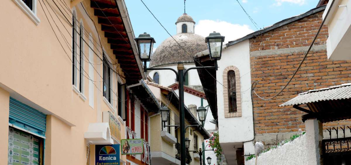El centro hist&oacute;rico de Rumi&ntilde;ahui conserva en buen estado algunas edificaciones antiguas, entre ellas varias de tipo religioso como la iglesia principal, que se observa al fondo.