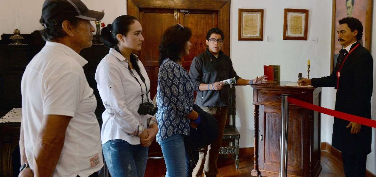 La estatua de cera de Juan Montalvo Fiallos es el primer rinc&oacute;n que visitan los turistas en la quinta.