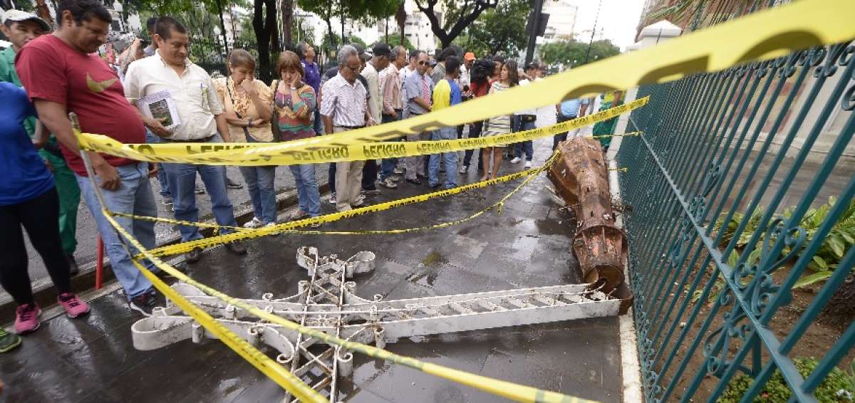 Nebot confirma que Arquidi&oacute;cesis no pidi&oacute; permisos para remover cruces