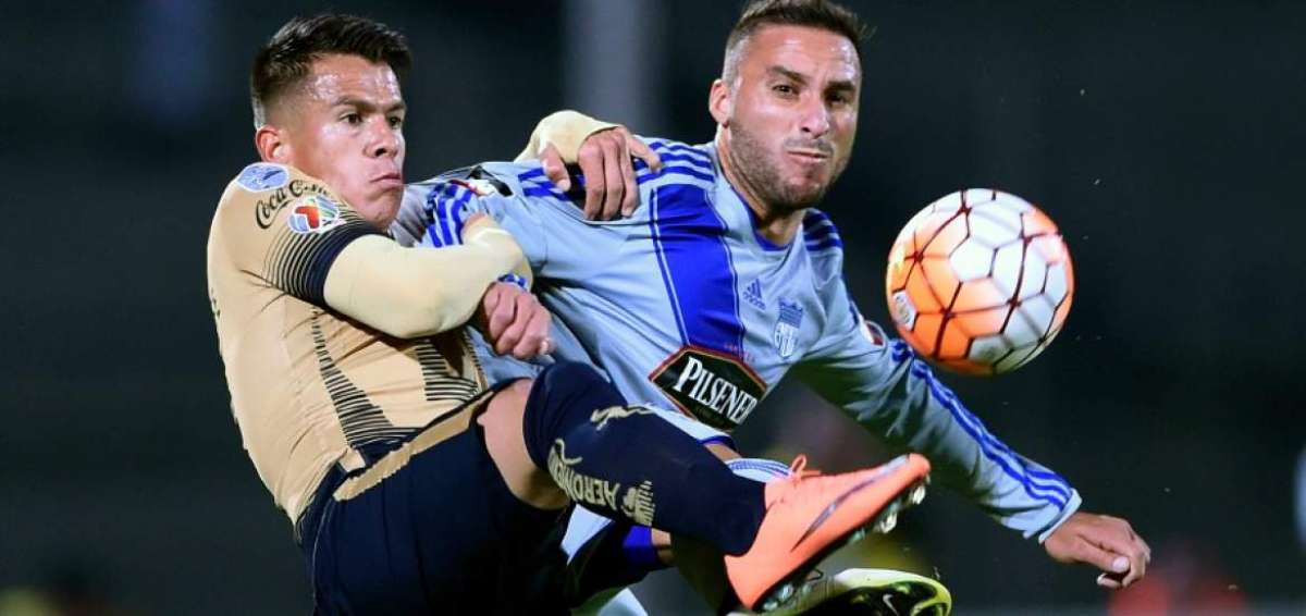 Emanuel el 'Tanque' Herrera (d) fue coautor del primer gol de &Aacute;ngel Mena en el partido ante Pumas en el estadio Universitario.