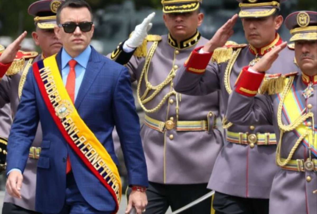 El presidente, Daniel Noboa, junto a los altos mandos del Ej&eacute;rcito. 