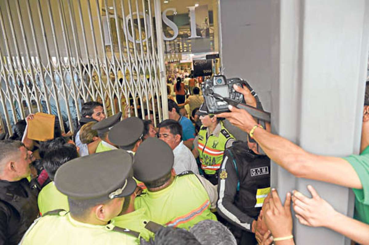 Polic&iacute;as debieron controlar el ingreso de los compradores que se congregaron en los exteriores del almac&eacute;n. Foto: Pilar Vera