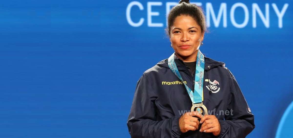 &rarr;La ecuatoriana Alexandra Escobar durante la ceremonia de premiaci&oacute;n del Mundial de Halterofilia que se desarrolla en Estados Unidos.