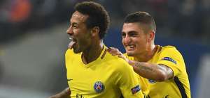 El brasile&ntilde;o Neymar (i) celebra su tanto junto al italiano Marco Verratti, ayer, en el triunfo del PSG sobre el Anderlecht en B&eacute;lgica.