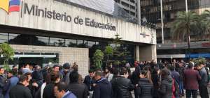Los manifestantes se concentraron en los exteriores del Ministerio de Educaci&oacute;n.