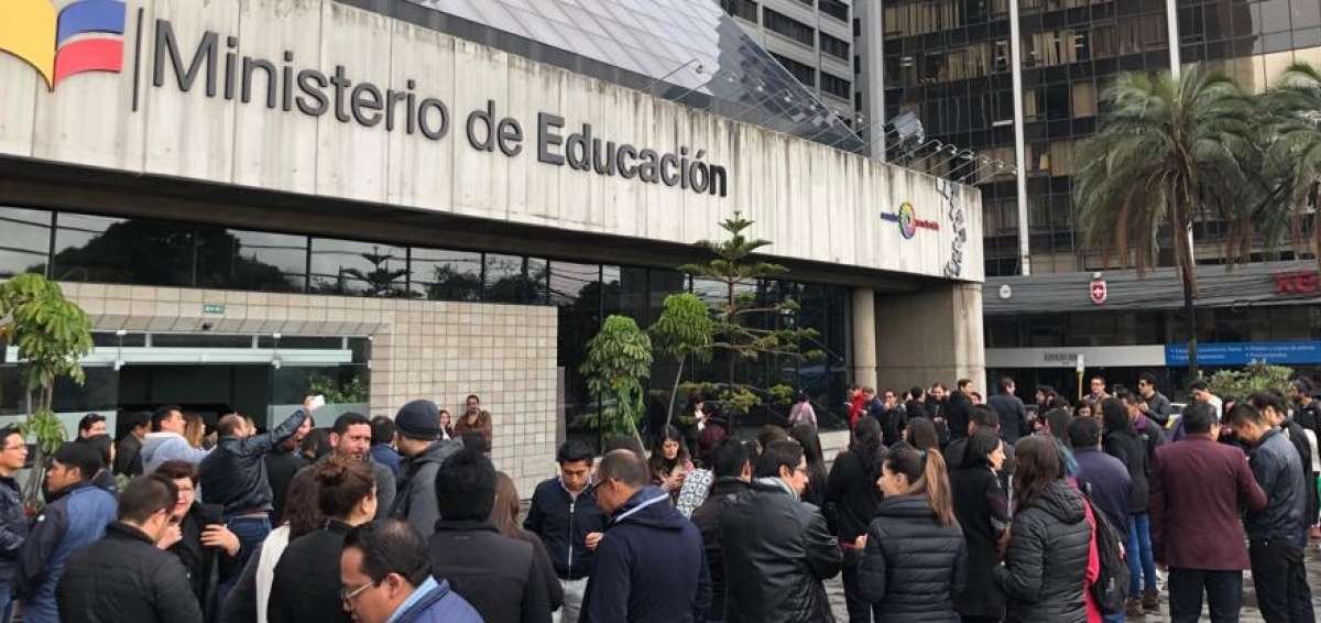 Los manifestantes se concentraron en los exteriores del Ministerio de Educaci&oacute;n.