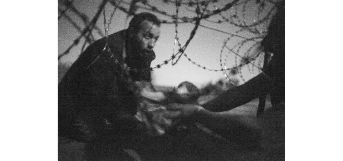 La instant&aacute;nea en blanco y negro, titulada "Esperanza de una nueva vida", fue tomada por este fot&oacute;grafo independiente la noche del 28 de agosto de 2015.