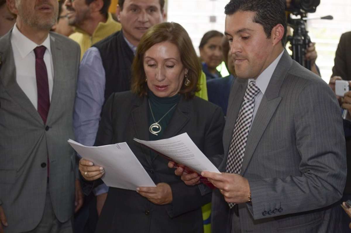 Acompa&ntilde;ada de simpatizantes de AP, Soliz lleg&oacute; esta ma&ntilde;ana hasta la sala de sorteos de la Funci&oacute;n Judicial de Pichincha. Foto: Daniel Molineros/ EL TEL&Eacute;GRAFO