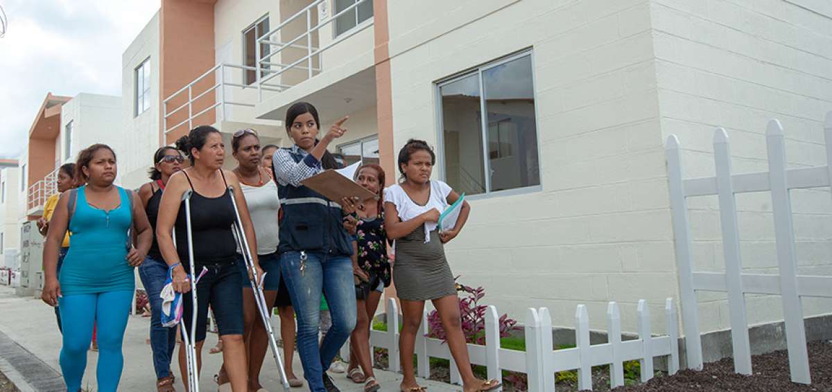 Los beneficiarios de las viviendas de la urbanizaci&oacute;n F&eacute;nix, en Tonsupa, interact&uacute;an con los Gestores de Comunidad para una sana convivencia.