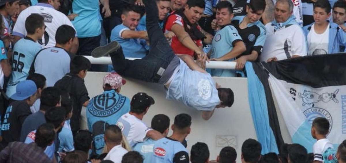 La imagen muestra el momento justo en que Emanuel Balbo cae unos 4 metros desde los grader&iacute;os. 