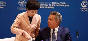 Len&iacute;n Moreno se reuni&oacute; con la presidenta del Consejo Chino para el Fomento del Comercio Internacional (CCPIT), Gao Yan, previo a un foro empresarial.