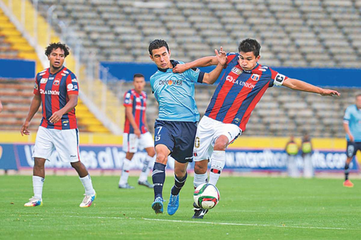 Efr&eacute;n Mera (i), de Universidad Cat&oacute;lica, disputa la pelota con Luis Fernando Saritama, de Deportivo Quito, durante el partido de ayer, en el estadio Ol&iacute;mpico Atahualpa. Foto: &Aacute;lvaro P&eacute;rez / El Tel&eacute;grafo