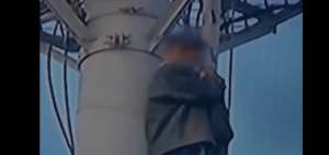El ciudadano se encontraba en lo alto de una antena de telecomunicaciones, desde donde pretend&iacute;a lanzarse.