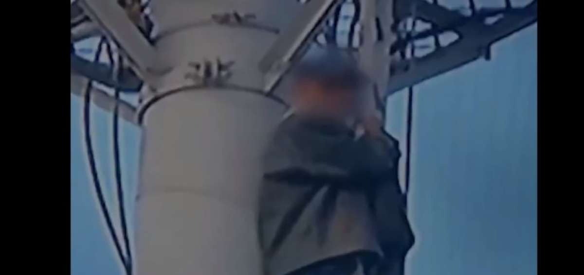 El ciudadano se encontraba en lo alto de una antena de telecomunicaciones, desde donde pretend&iacute;a lanzarse.