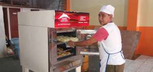 Desde los 10 a&ntilde;os Nicol&aacute;s Lara Heredia aprendi&oacute; este tradicional oficio. Hoy en d&iacute;a preside la Asociaci&oacute;n de panaderos del Guayas.