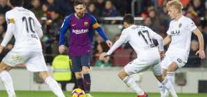 El astro argentino del FC Barcelona, Lionel Messi, en un partido contra el Valencia, por el campeonato de la Primera Divisi&oacute;n de Espa&ntilde;a.