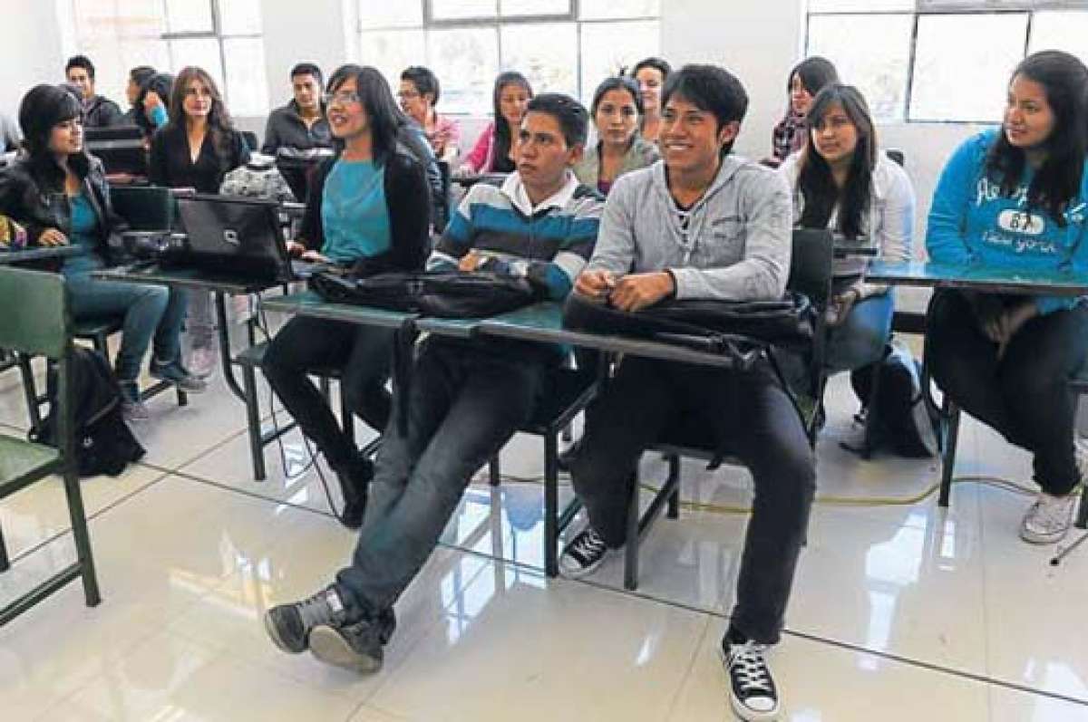 Al revisar los promedios, las autoridades de la universidad excluyen las calificaciones de ex&aacute;menes de grado y tesis de los exestudiantes. Foto: Jos&eacute; Luis Llivisaca/ El Tel&eacute;grafo