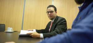 Fernando Flores, abogado del polic&iacute;a, mostr&oacute; las pruebas con las cuales sustentar&aacute; la apelaci&oacute;n ante la Corte Provincial.