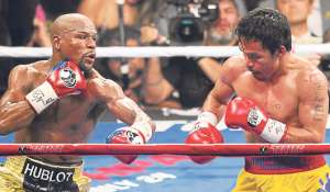 Floyd Mayweather (i) se defiende ante los golpes que el filipino Manny Pacquiao (d) intentaba propinarle la noche del s&aacute;bado. Foto: Afp
