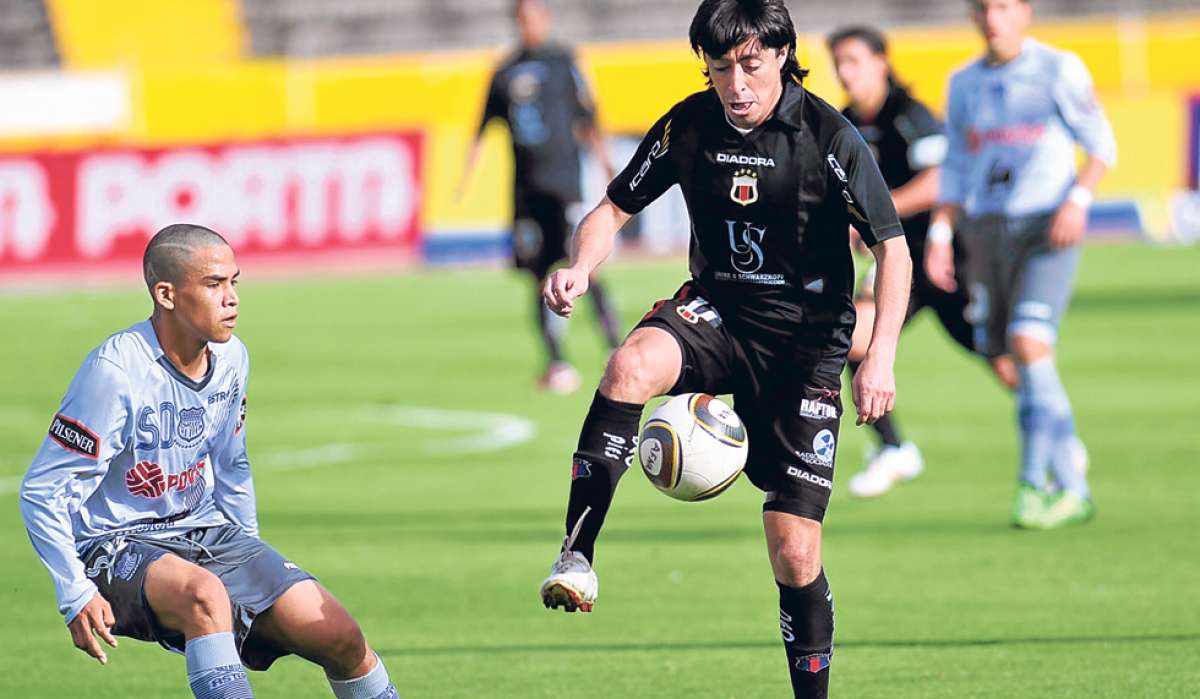 El chileno Mauricio Donoso (der.) jug&oacute; en Deportivo Quito entre 2008 y 2010. Fue pieza clave para conseguir el bicampeonato de 2008-2009. Foto: Archivo / El Tel&eacute;grafo