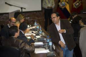 El edil y periodista Mario Guayasam&iacute;n (dcha.) habla con su coideario Patricio Ubidia en una sesi&oacute;n del Concejo. Foto: Archivo/ El Tel&eacute;grafo
