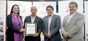 Ana Isabel Ruiz, titular de la Setec, entreg&oacute; a la C&aacute;mara de la Peque&ntilde;a y Mediana Industria (Capeipi) el reconocimiento a la entidad como organismo certificador de perfiles.