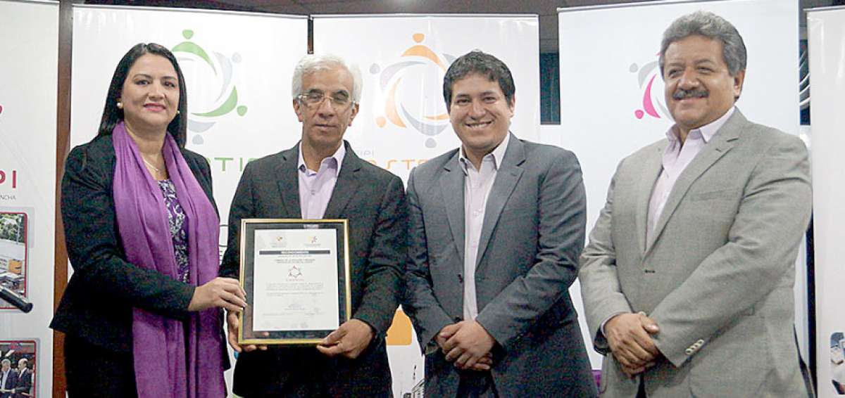 Ana Isabel Ruiz, titular de la Setec, entreg&oacute; a la C&aacute;mara de la Peque&ntilde;a y Mediana Industria (Capeipi) el reconocimiento a la entidad como organismo certificador de perfiles.