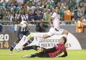El uruguayo Mat&iacute;as Brito (d.) fue el autor del primer gol del conjunto mexicano. Foto: EFE