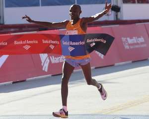 Dickson Chumba cruz&oacute; la l&iacute;nea de meta en 2 horas, 9 minutos, 25 segundos para vencer finalmente a su compatriota Sammy Kitwara. Foto: Agencia AFP