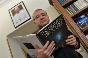 El director del Observatorio Astron&oacute;mico del Vaticano, el padre Jos&eacute; Funes. Foto: AFP