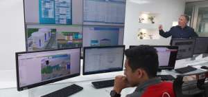 Desde una oficina ubicada en el Centro Empresarial Col&oacute;n, Interagua monitorea el estado de las tuber&iacute;a a trav&eacute;s del sistema "smartball".   