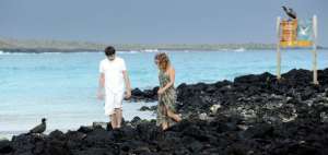 Los turistas caminan tranquilos en Santa Cruz (Gal&aacute;pagos). Ellos aprovechan la oportunidad para tomar fotos de las diversas especies que se acercan. 