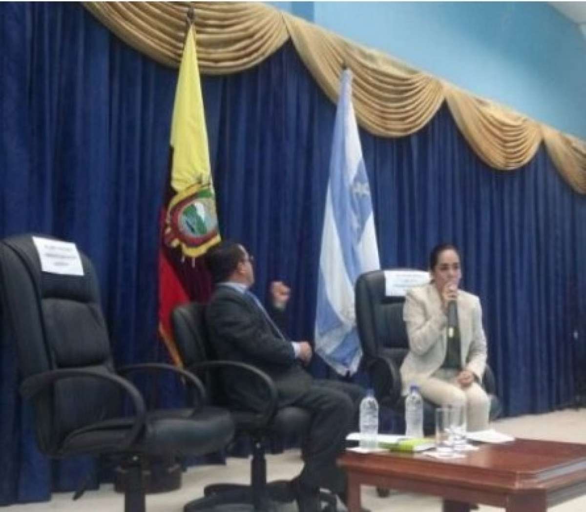 La candidata Viviana Bonilla acudi&oacute; al debate, mientras que la silla reservada para el alcalde Jaime Nebot, permaneci&oacute; vac&iacute;a. Foto: H&eacute;ctor Marcillo | El Tel&eacute;grafo