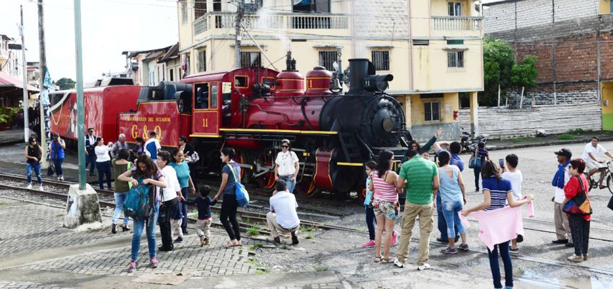 La locomotora a vapor es un recuerdo de los habitantes de los cantones por d&oacute;nde pasa. Mientras para los turistas nacionales y extranjeros es una novedad. (I)
