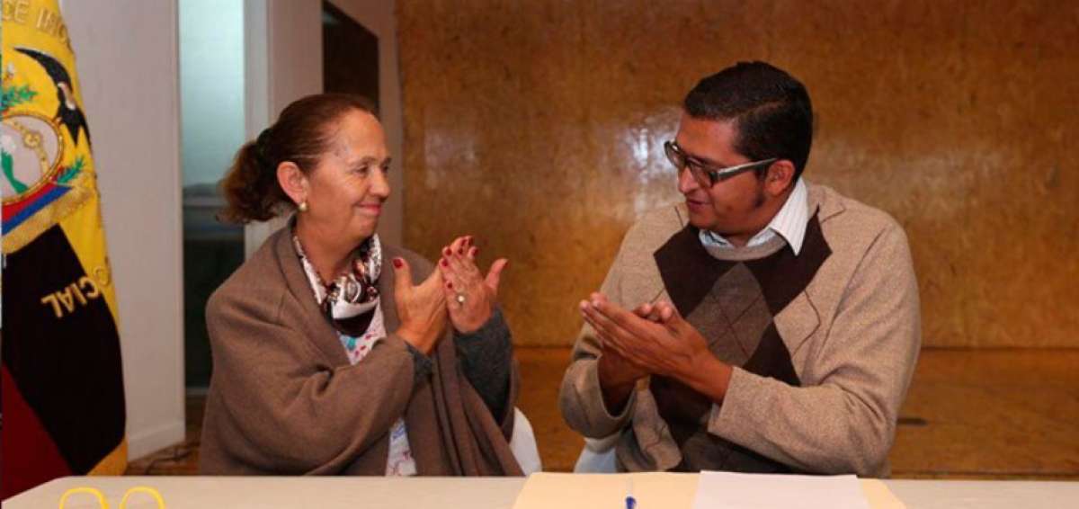 La ministra Berenice Cordero comunic&aacute;ndose con una persona con discapacidad. 