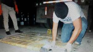 Los agentes decomisaron 12 sacos llenos de bloques con droga. Foto: Ministerio del Interior