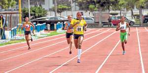 La atleta &Aacute;ngela Tenorio (amarillo), de Pichincha, gan&oacute; sin inconvenientes la prueba de los 200 metros planos. Foto: Fernando Sandoval.