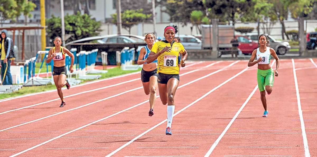 La atleta &Aacute;ngela Tenorio (amarillo), de Pichincha, gan&oacute; sin inconvenientes la prueba de los 200 metros planos. Foto: Fernando Sandoval.
